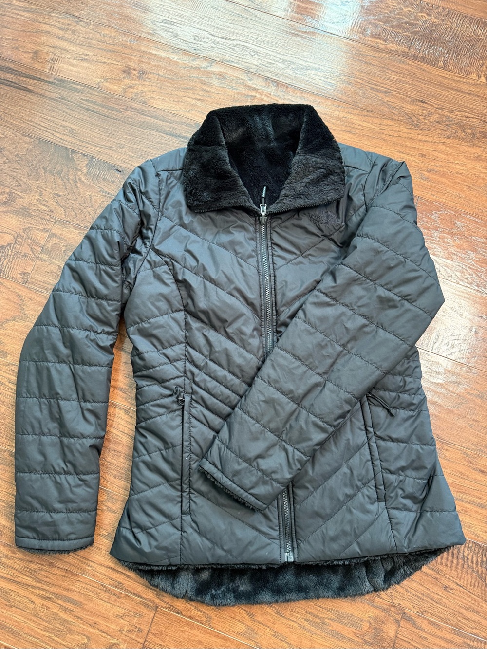The North Face Women's Reversible plush Jacket, black, M